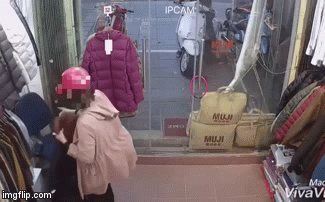 Người phụ nữ và "chiếc túi thần kỳ" dưới áo khoác, ăn cắp đồ ngay trước mặt nhân viên