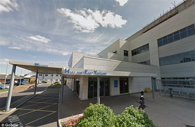 Ẵm con ngủ ngon giấc trên tay, người mẹ ngủ thiếp đi rồi khi tỉnh dậy phát hiện con đã qua đời - Ảnh 2.