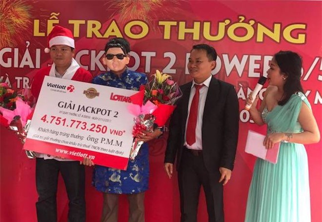 trung jackpot “khung” nho ngay sinh cua... nhan vien ban ve vietlott hinh anh 1