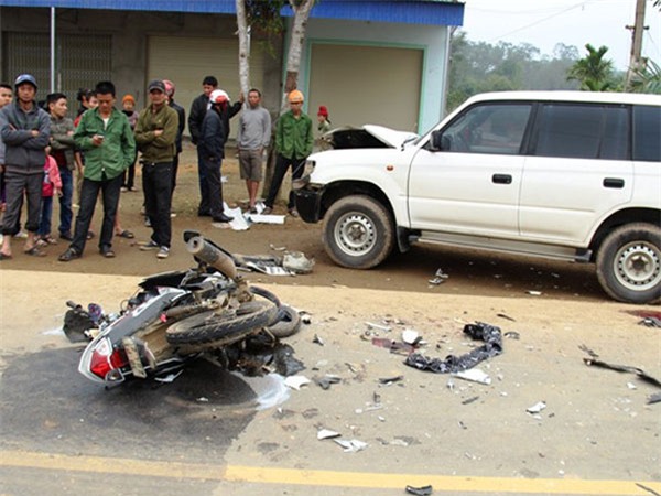 Tông trực diện ôtô biển xanh, 3 thanh niên đi ăn cưới về tử vong