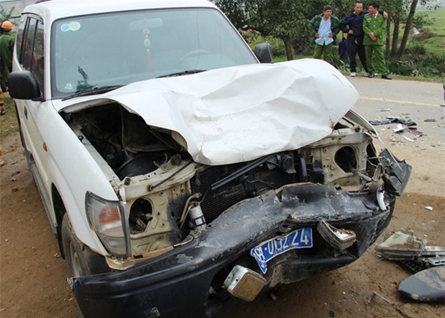 Tông trực diện ôtô biển xanh, 3 thanh niên đi ăn cưới về tử vong