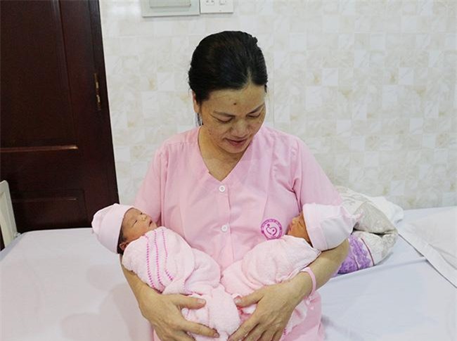 5 nam hiem muon, cap vo chong bat ngo don cap song sinh nho… xin noan - 1