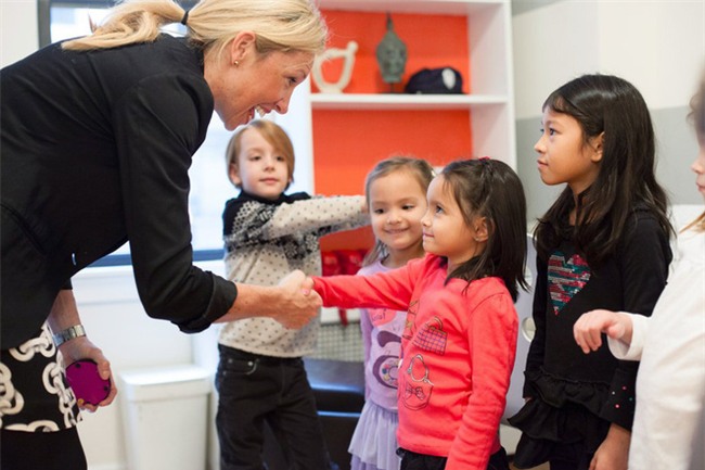 Clip: Xem trẻ em Tây được học cách cư xử lịch sự, nhiều bố mẹ Việt sẽ thốt lên Thật tuyệt vời - Ảnh 4.