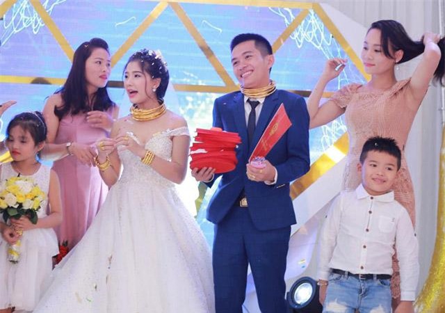 dam cuoi "khung" cua nam: co dau, chu re deo vang "triu co" khien dan tinh "loa mat" - 16