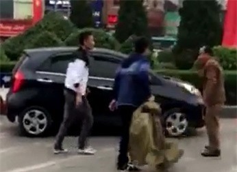 Hai thanh nien di oto danh toi tap nguoi lon tuoi sau va cham hinh anh 1