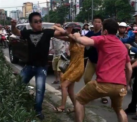 Hai thanh nien di oto danh toi tap nguoi lon tuoi sau va cham hinh anh 2