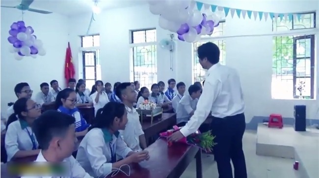 Thầy giáo hạnh phúc nhất năm: Học sinh tổ chức sinh nhật, đồng thanh hát mừng cực tình cảm-1