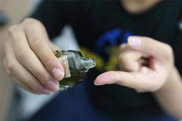 7 phép màu bắt đầu từ một giọt dầu gió, nhiều người để bám bụi mà không biết cách dùng - Ảnh 2.