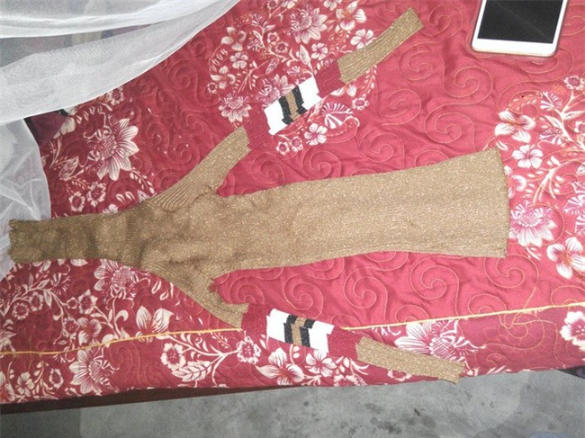 Mua áo khoác về tặng vợ mới cưới, nam thanh niên chết đứng khi nhận được chiếc áo len dành cho...hươu cao cổ - Ảnh 2.