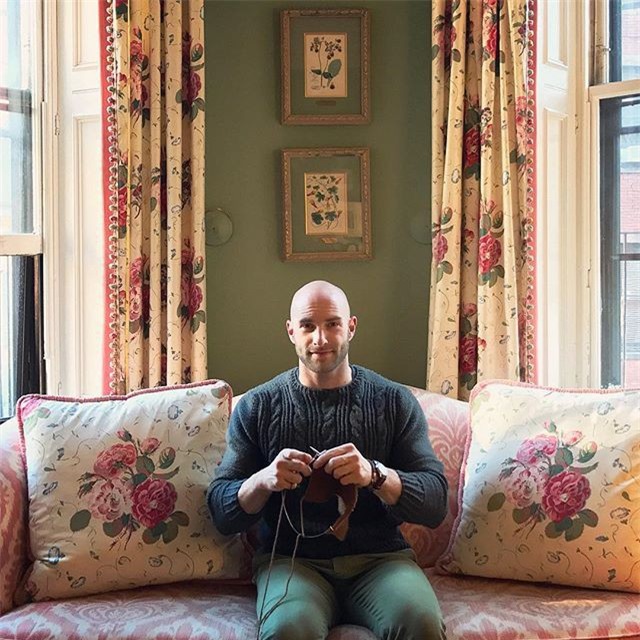 Gặp chàng trai sáu múi thích đan len, có 36.000 người theo dõi trên Instagram - Ảnh 2.