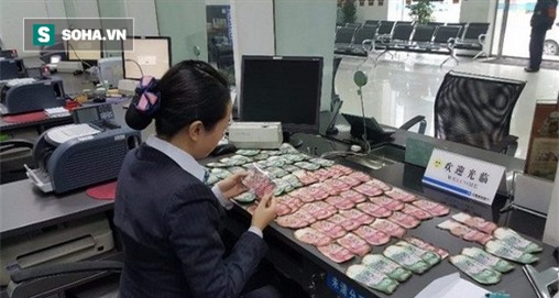 Đốt than sưởi ấm, cụ ông vô tình đốt cháy gần 40 triệu đồng tiền mặt - Ảnh 2.