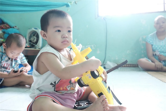 Mẹ bỏ rơi khi mới 10 ngày tuổi, bé trai bệnh ung thư máu được “người dưng” cưu mang suốt 2 năm trời - Ảnh 2.