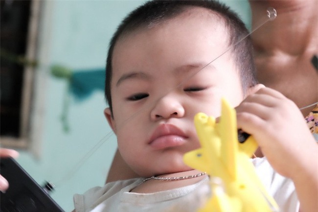 Mẹ bỏ rơi khi mới 10 ngày tuổi, bé trai bệnh ung thư máu được “người dưng” cưu mang suốt 2 năm trời - Ảnh 11.