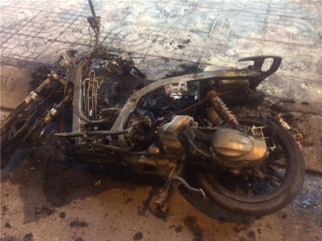 Cãi nhau với bạn gái, nam thanh niên đốt xe máy ngay giữa đường - Ảnh 2.