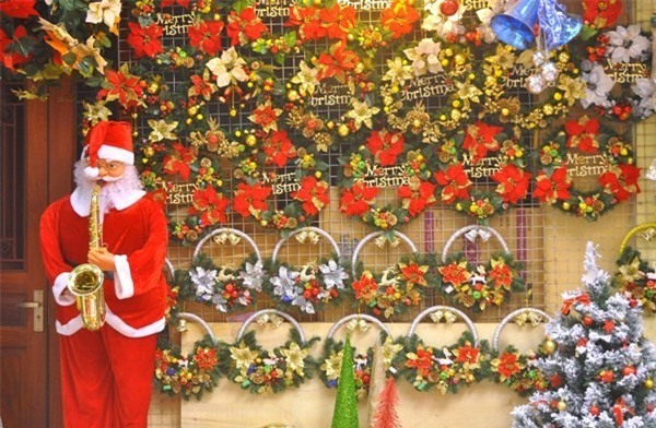 Ông già Noel thổi kèn có giá 4,5 - 5,5 triệu đồng. (Ảnh: Hoàng Dương)