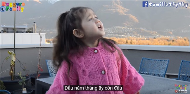 Thiên thần lai 4 tuổi tái xuất với bản cover Túy Âm cực đáng yêu - Ảnh 2.