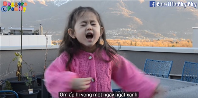 Thiên thần lai 4 tuổi tái xuất với bản cover Túy Âm cực đáng yêu - Ảnh 3.