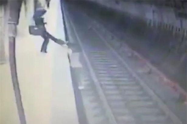 Người phụ nữ đẩy nạn nhân xuống đường ray, bỏ mặc cho tàu điện ngầm cán qua - Ảnh 2.