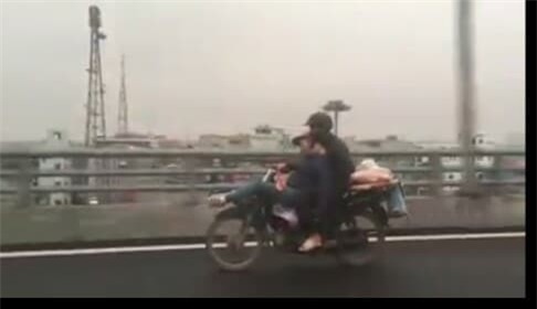 Tranh cãi về hình ảnh anh chồng ôm chặt cô vợ đang ngã lưng ngủ trước đầu xe máy - Ảnh 2.