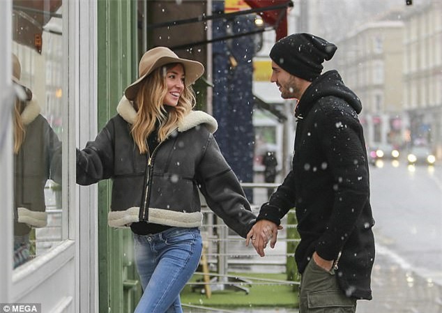 Morata dua vo di mua do don con dau long hinh anh 3