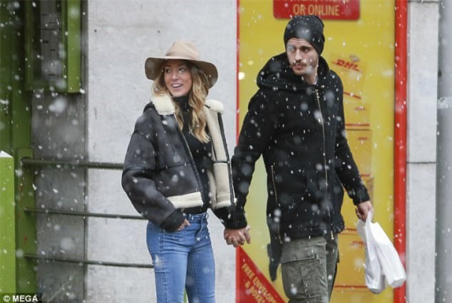 Morata dua vo di mua do don con dau long hinh anh 5