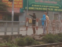 Đôi trai gái vượt đèn đỏ bị phạt đứng điều hành giao thông