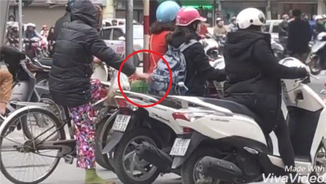 Người phụ nữ có bàn tay hư móc túi người dừng chờ đèn đỏ ở ngã tư phố Huế - Đại Cổ Việt - Ảnh 2.