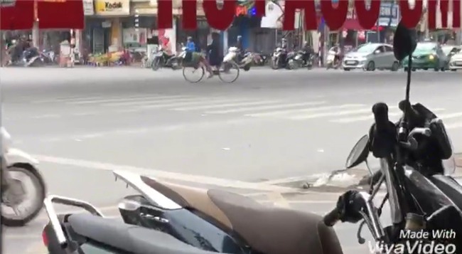 Người phụ nữ có bàn tay hư móc túi người dừng chờ đèn đỏ ở ngã tư phố Huế - Đại Cổ Việt - Ảnh 3.