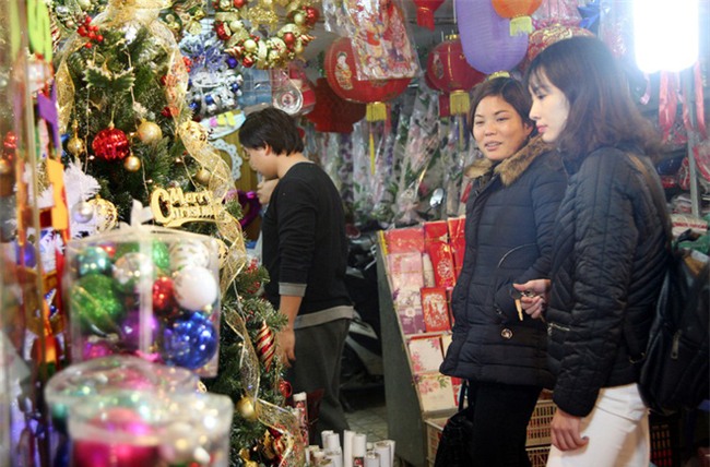 Thị trường đồ trang trí Noel: Xuất hiện nhiều món khủng với giá tiền triệu vẫn hút khách - Ảnh 2.