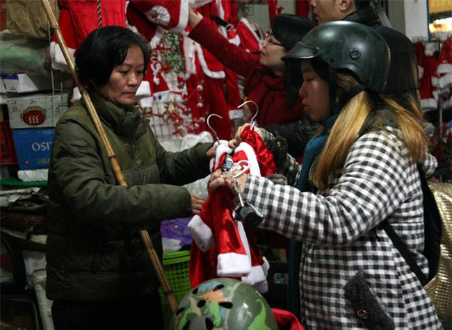 Thị trường đồ trang trí Noel: Xuất hiện nhiều món khủng với giá tiền triệu vẫn hút khách - Ảnh 6.