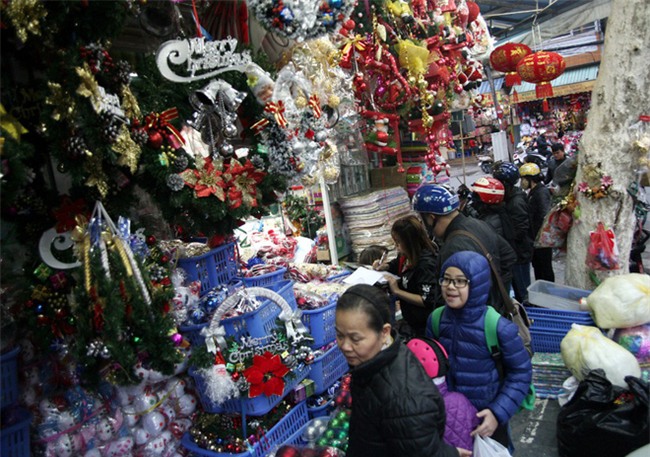Thị trường đồ trang trí Noel: Xuất hiện nhiều món khủng với giá tiền triệu vẫn hút khách - Ảnh 7.