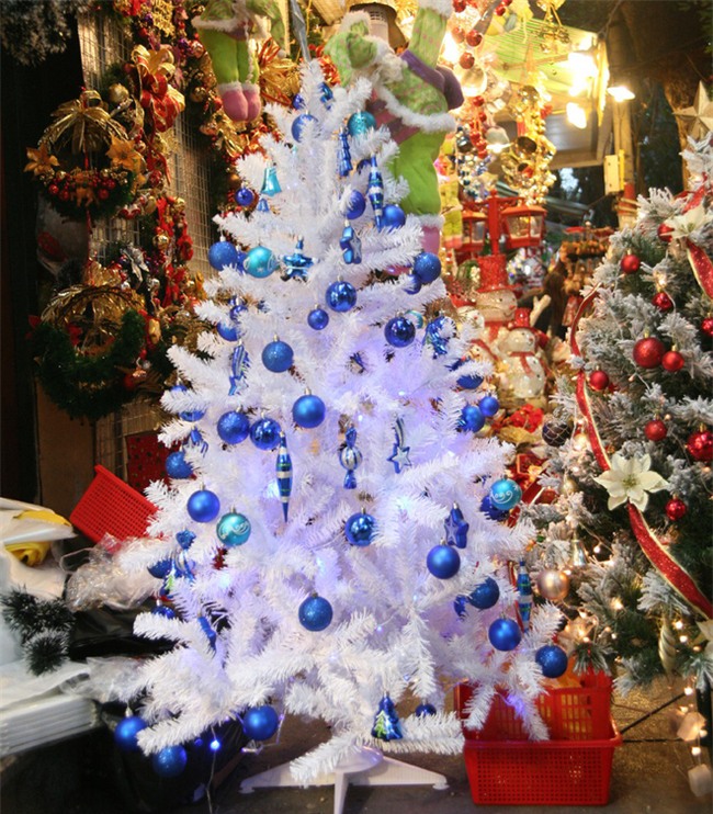 Thị trường đồ trang trí Noel: Xuất hiện nhiều món khủng với giá tiền triệu vẫn hút khách - Ảnh 9.