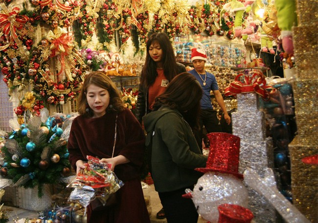 Thị trường đồ trang trí Noel: Xuất hiện nhiều món khủng với giá tiền triệu vẫn hút khách - Ảnh 11.