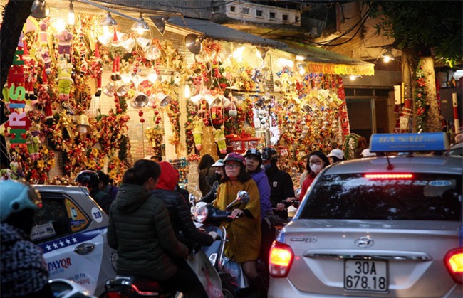 Thị trường đồ trang trí Noel: Xuất hiện nhiều món khủng với giá tiền triệu vẫn hút khách - Ảnh 12.