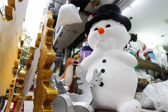 Thị trường đồ trang trí Noel: Xuất hiện nhiều món khủng với giá tiền triệu vẫn hút khách - Ảnh 15.