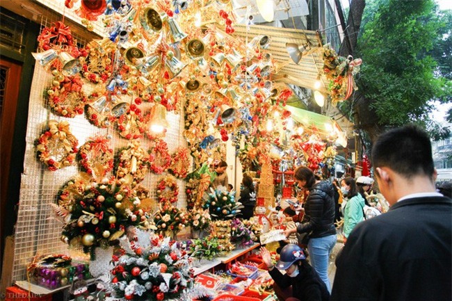 Thị trường đồ trang trí Noel: Xuất hiện nhiều món khủng với giá tiền triệu vẫn hút khách - Ảnh 16.