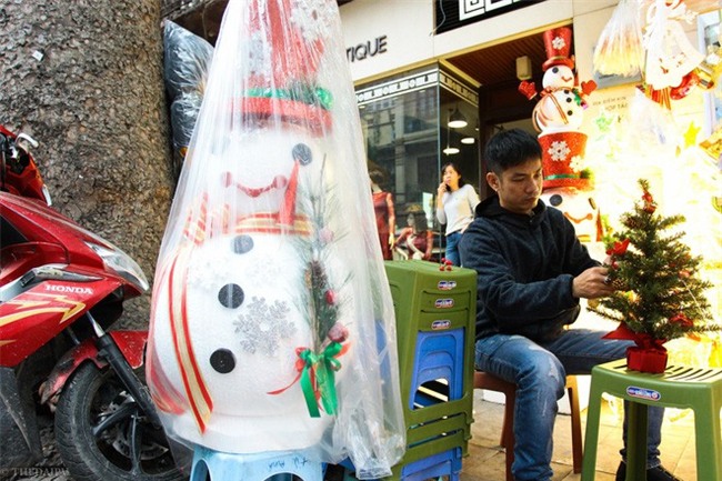 Thị trường đồ trang trí Noel: Xuất hiện nhiều món khủng với giá tiền triệu vẫn hút khách - Ảnh 17.