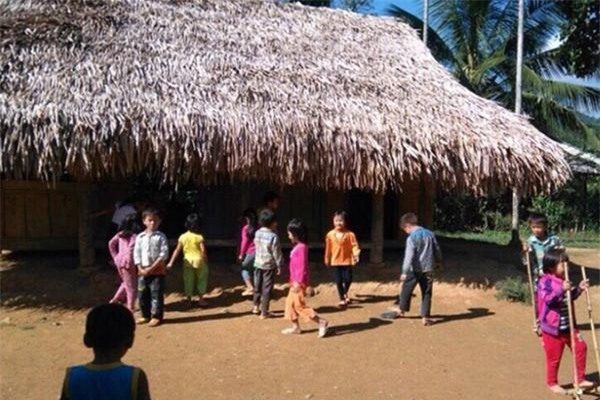 nhieu hoc sinh tieu hoc bat ngo co bieu hien la, tan cong ca thay co giao - 1