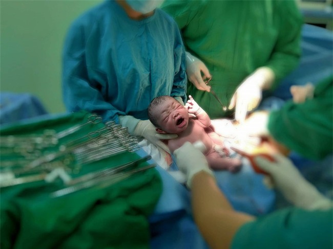 Cần Thơ: Vừa lọt lòng, bé trai sơ sinh thụ tinh trong ống nghiệm đã vẫy tay chào bác sĩ