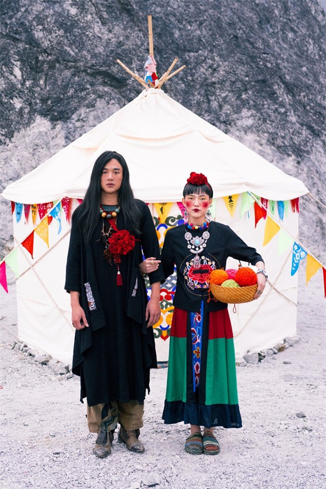 Cặp đôi Hà thành hóa trang thành dân du mục Mông Cổ, ôm rồng Nam Mỹ chụp ảnh cưới - Ảnh 1.