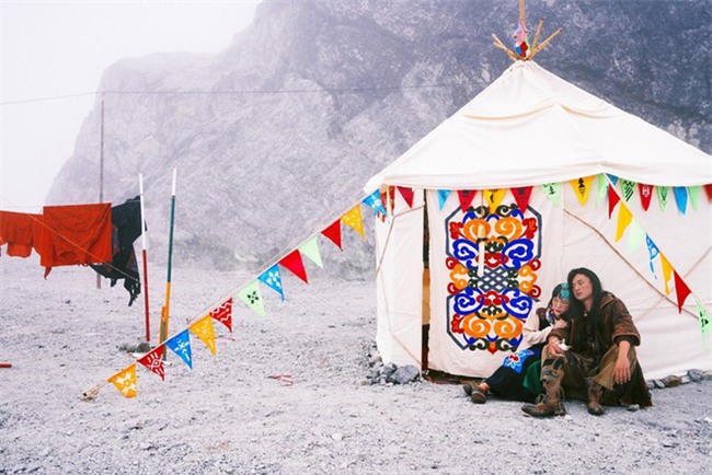 Cặp đôi Hà thành hóa trang thành dân du mục Mông Cổ, ôm rồng Nam Mỹ chụp ảnh cưới - Ảnh 10.