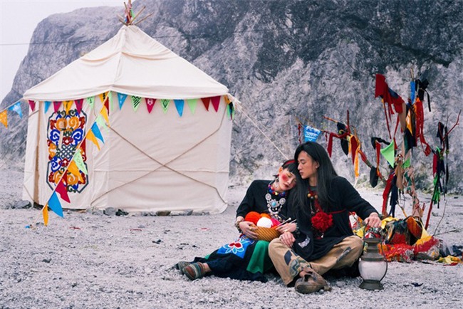 Cặp đôi Hà thành hóa trang thành dân du mục Mông Cổ, ôm rồng Nam Mỹ chụp ảnh cưới - Ảnh 3.