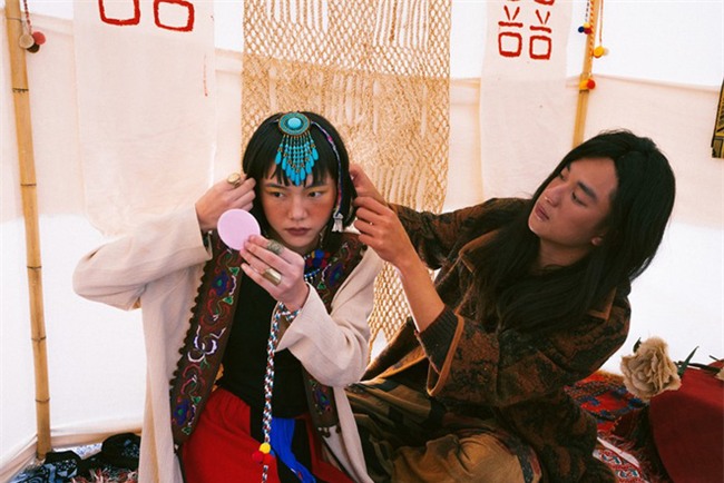 Cặp đôi Hà thành hóa trang thành dân du mục Mông Cổ, ôm rồng Nam Mỹ chụp ảnh cưới - Ảnh 9.