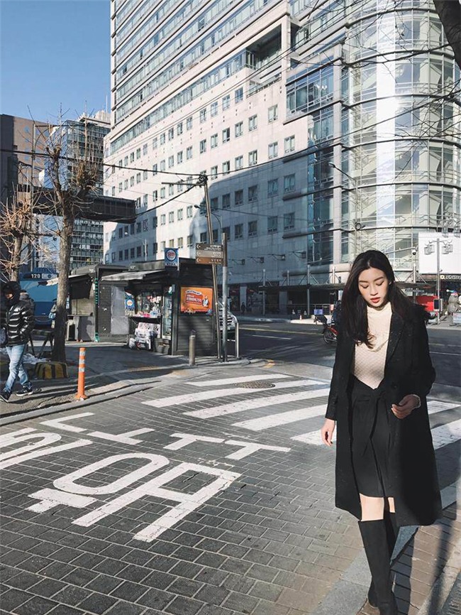 ho ngoc ha va hoa hau do my linh "dai chien" voi ao khoac mang to - 5