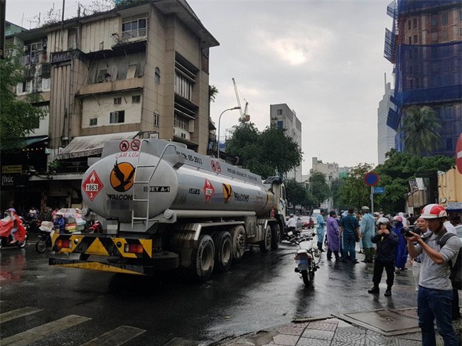 Clip: Dửng dưng trước cái chết của nữ sinh bị xe bồn cán ở Sài Gòn, người đàn ông chứng kiến còn buông lời trêu trọc, đùa cợt khiến nhiều người phẫn nộ - Ảnh 2.