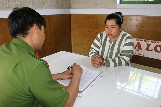 bat khan cap nguoi phu nu be tre so sinh ra khoi cong benh vien - 1