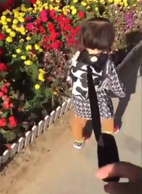 me sinh ba "hien ke" dat cac con qua duong di hoc gay "bao mang" - 2