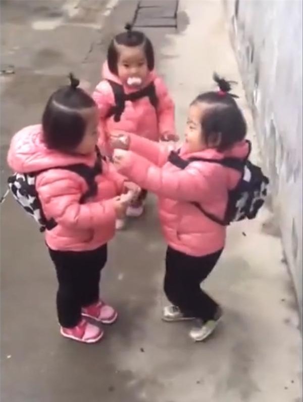 me sinh ba "hien ke" dat cac con qua duong di hoc gay "bao mang" - 3