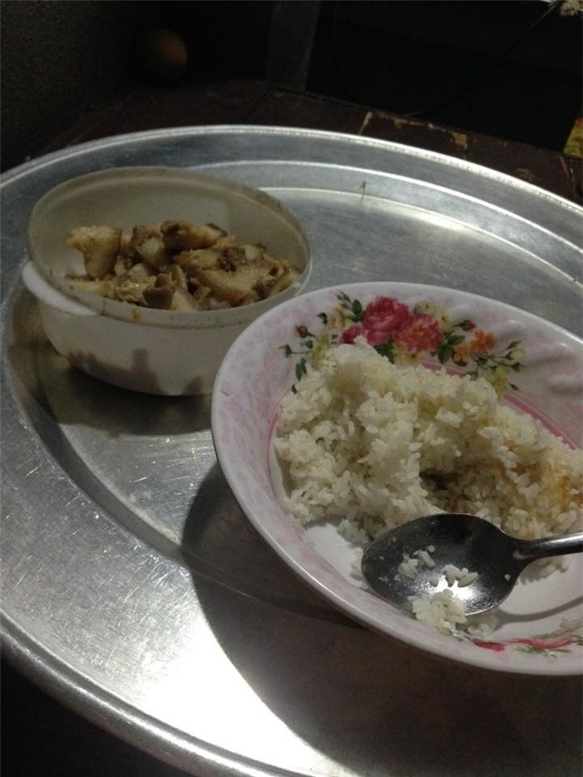 Bữa cơm ở cữ nghèo nàn và cuộc sống “cá không ăn muối cá ươn” của nàng dâu trẻ