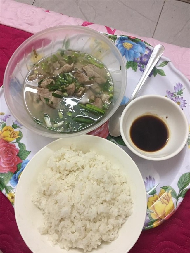 Bữa cơm ở cữ nghèo nàn và cuộc sống “cá không ăn muối cá ươn” của nàng dâu trẻ